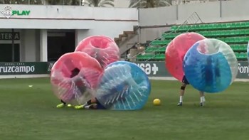 Άφθονο γέλιο και τρομερές τούμπες στην προπόνηση της Μπέτις – ΒΙΝΤΕΟ