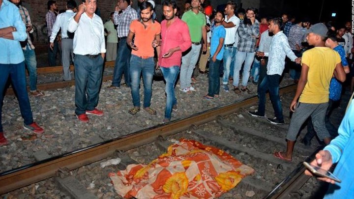 Ανείπωτη τραγωδία στην Ινδία – Δεκάδες άτομα παρασύρθηκαν από τρένο – ΤΩΡΑ