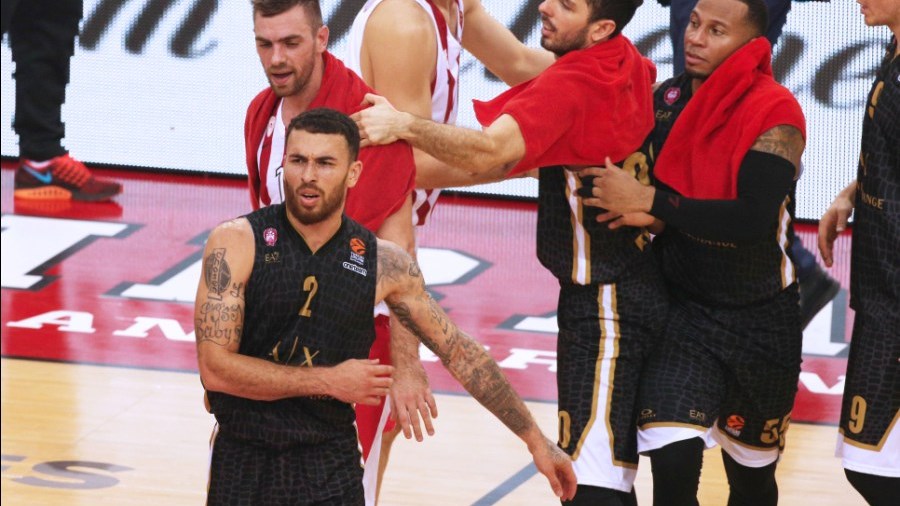 Τζέιμς: Σέβομαι τον Ολυμπιακό – Είμαι ανταγωνιστικός, αλλά δεν νιώθω μεγαλύτερος από κανέναν