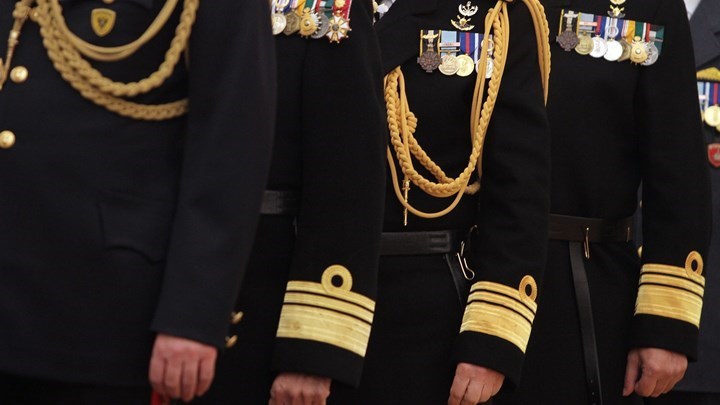 «Ψαλίδι» στα αναδρομικά ενστόλων, ειδικών μισθολογίων