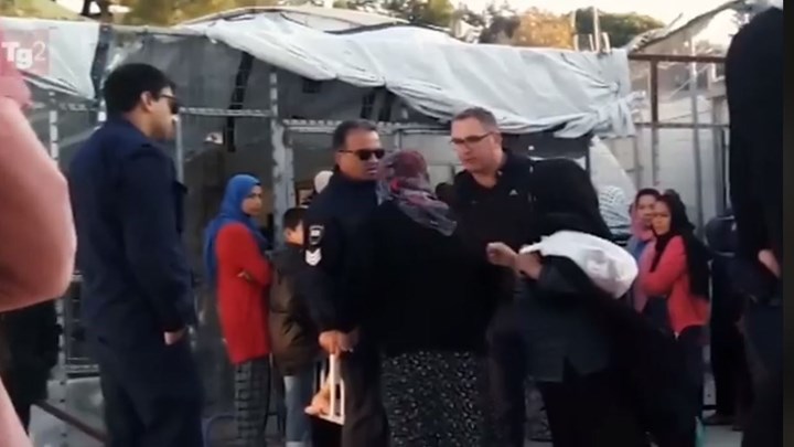 Σάλος με τον αστυνομικό που βρίζει με χυδαίο τρόπο ηλικιωμένη πρόσφυγα στη Μόρια – ΒΙΝΤΕΟ