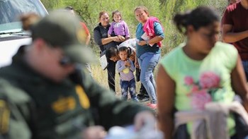 Οι μεξικανικές αρχές άνοιξαν τα σύνορα σε γυναίκες και παιδιά που είναι στο “καραβάνι” των μεταναστών