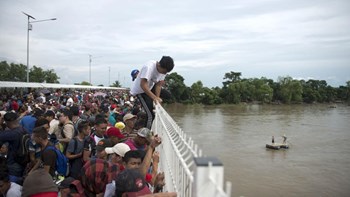 «Καραβάνι» χιλιάδων μεταναστών προσπαθεί να φτάσει στις ΗΠΑ – Συγκλονιστικές εικόνες από τα σύνορα του Μεξικού
