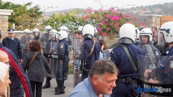 “Πόλεμος” για το νερό στη Νάξο – Ένταση μεταξύ αγροτών και αστυνομικών – ΒΙΝΤΕΟ – ΦΩΤΟ