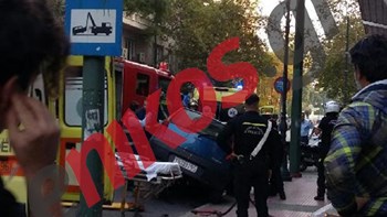 Τροχαίο ατύχημα στο κέντρο της Αθήνας – Αυτοκίνητο προσέκρουσε σε κολόνα φωτισμού – ΦΩΤΟ αναγνώστη