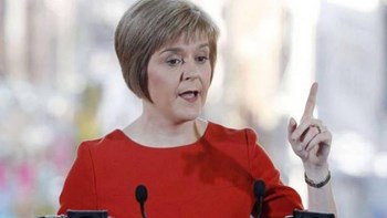 Η πρωθυπουργός της Σκωτίας αποχωρεί από εκδήλωση του BBC εξαιτίας του Στιβ Μπάνον