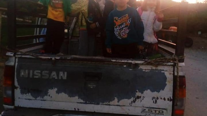 Τριτοκοσμικές συνθήκες στην Αμφιλοχία: Μαθητές μεταφέρονται στο σχολείο με… αγροτικό – ΒΙΝΤΕΟ