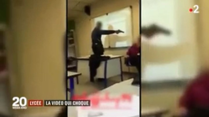 Μαθητής απείλησε με ψεύτικο όπλο καθηγήτρια για να μην του βάλει… απουσία – ΒΙΝΤΕΟ