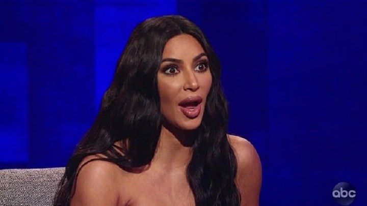 Πώς αντέδρασε η Κιμ Καρντάσιαν όταν έπιασε τον πατριό της ντυμένο γυναίκα – ΒΙΝΤΕΟ