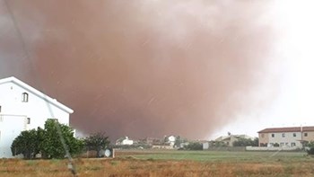 Τρομακτικό βίντεο: Η στιγμή που ανεμοστρόβιλος πλησιάζει σπίτι στην Κύπρο