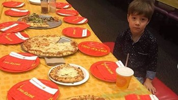Ο 6χρονος που γιόρτασε μόνος του τα γενέθλια του και έγινε viral – Κάλεσε 32 συμμαθητές του, αλλά δεν πήγε κανείς – ΒΙΝΤΕΟ