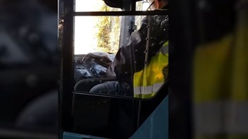 Οδηγός λεωφορείου διαβάζει εφημερίδα ενώ οδηγεί – ΒΙΝΤΕΟ