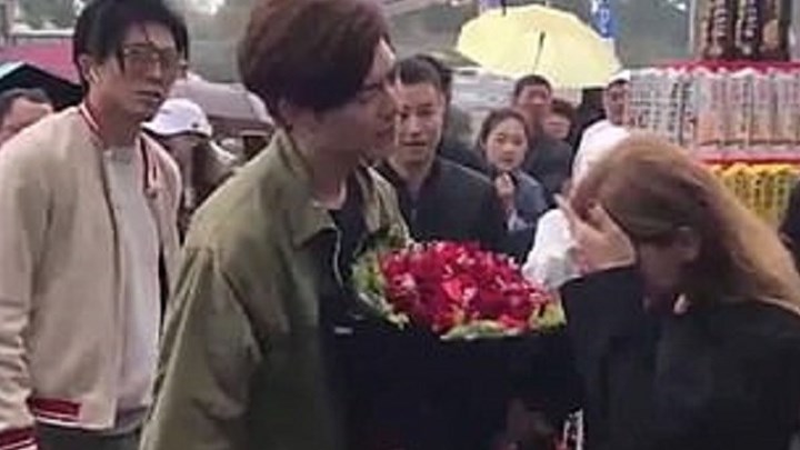 Τα χρήματα δεν αγοράζουν… την αγάπη – Η αποτυχημένη πρόταση γάμου πάμπλουτου κληρονόμου που έγινε viral – ΒΙΝΤΕΟ