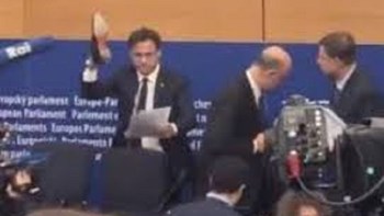 Ιταλός ευρωβουλευτής ποδοπατά τις σημειώσεις του Μοσκοβισί – BINTEO