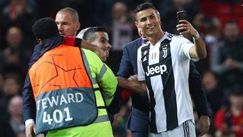 Selfie με οπαδό που εισέβαλε στο γήπεδο έβγαλε ο Ρονάλντο – ΦΩΤΟ – ΒΙΝΤΕΟ