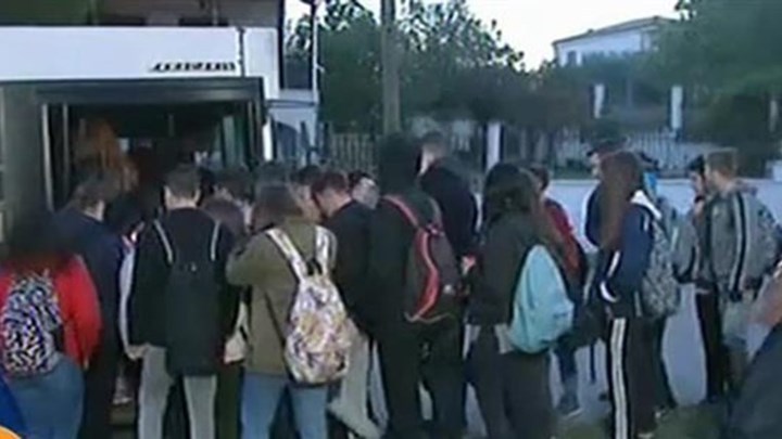 Μαθητές μεταφέρονται στο σχολείο σαν σαρδέλες – ΒΙΝΤΕΟ