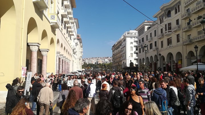 Ο Μάνου Τσάου στην ηχηρή διαμαρτυρία για την προσαγωγή μουσικού του δρόμου  – ΦΩΤΟ – ΒΙΝΤΕΟ
