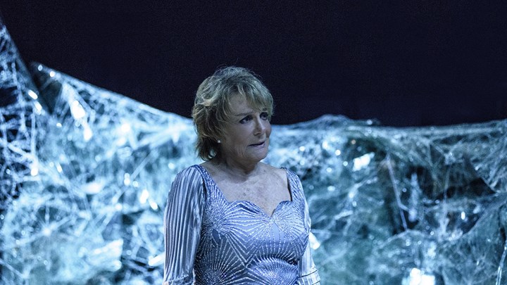 Το enikos.gr μπήκε στον «Γυάλινο Κόσμο» της Μπέτυς Αρβανίτη