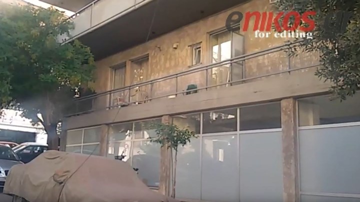 Συνέβη και αυτό: Έδεσε με συρματόσχοινο το αυτοκίνητο από το μπαλκόνι – ΒΙΝΤΕΟ αναγνώστη