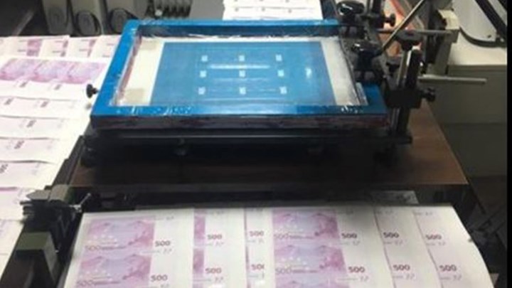 “Ξήλωσαν” το πιο σύγχρονο εργαστήριο πλαστών χαρτονομισμάτων στην Ευρώπη – ΒΙΝΤΕΟ