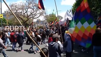 Με πλαστικές σφαίρες επιτέθηκε εναντίον διαδηλωτών η αστυνομία στο Μπουένος Άιρες – BINTEO