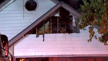 Χρησιμοποίησε καμινέτο για να σκοτώσει αράχνες αλλά τελικά έκαψε… το σπίτι των γονιών του – ΒΙΝΤΕΟ