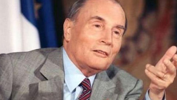 Στο… σφυρί μέρος της βιβλιοθήκης του Φρανσουά Μιτεράν