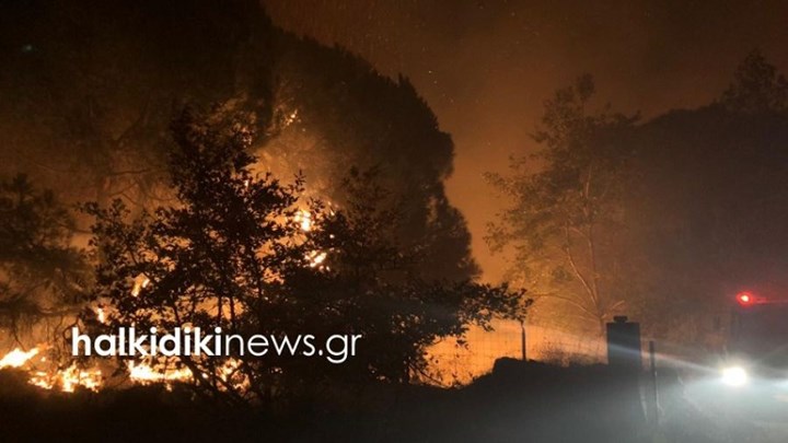 Στις φλόγες η Σιθωνία – Εικόνες καταστροφής από το δεύτερο πόδι της Χαλκιδικής