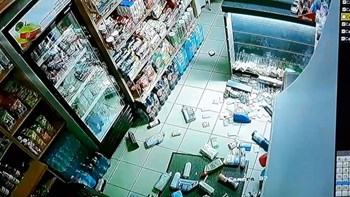 Δεν έμεινε “τίποτα” όρθιο σε μίνι μάρκετ – Κάμερες ασφαλείας κατέγραψαν τη στιγμή του σεισμού – ΒΙΝΤΕΟ