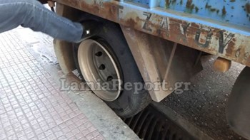 Εκσφενδονίστηκε σιδερένιος τάκος από φορτηγό και χτύπησε κοπέλα στο πόδι – ΦΩΤΟ