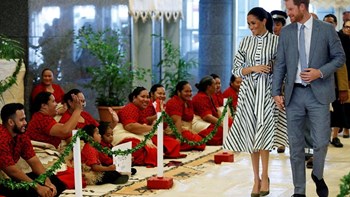 Δεν εντυπωσιάστηκε από τον Χάρι και τη Μέγκαν – Αποκοιμήθηκε κατά την τελετή υποδοχής τους – ΦΩΤΟ