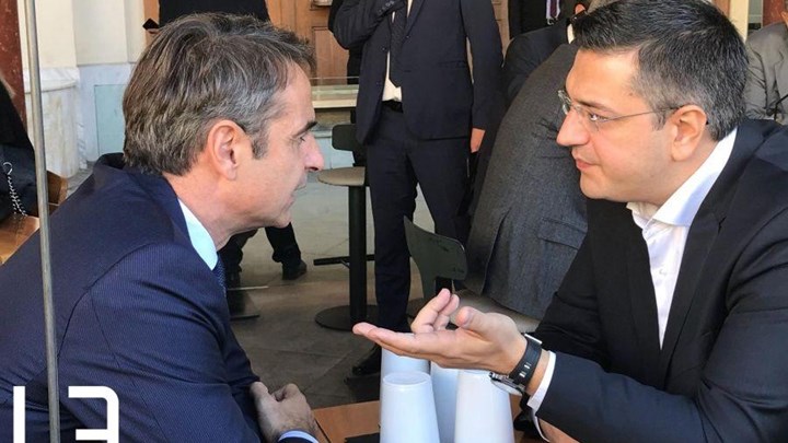 Για καφέ στην πλατεία Αριστοτέλους Μητσοτάκης- Τζιτζικώστας  – ΦΩΤΟ- ΒΙΝΤΕΟ