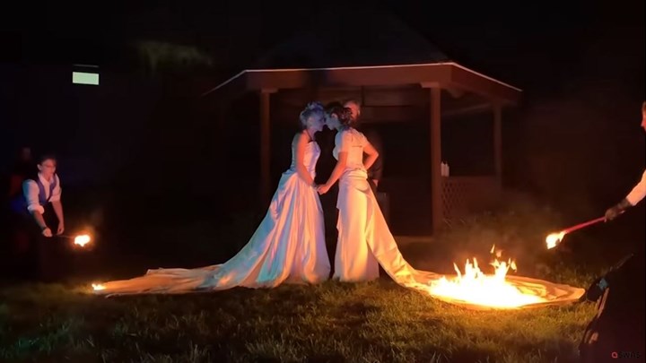 Γιόρτασαν τον γάμο τους καίγοντας τα νυφικά τους – ΦΩΤΟ – ΒΙΝΤΕΟ