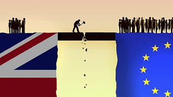 Ο οίκος Fitch δεν θεωρεί πλέον ότι το Ηνωμένο Βασίλειο θα έχει μια ομαλή έξοδο από την ΕΕ