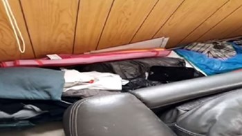 Άνεργος πατέρας τεσσάρων παιδιών ζει στο αυτοκίνητό του: Δεν έχω χρήματα για το ενοίκιο – ΒΙΝΤΕΟ