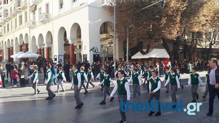 Ξεκίνησε η μαθητική παρέλαση στη Θεσσαλονίκη – BINTEO