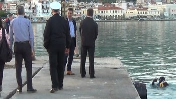 Έλεγχοι στο λιμάνι της Ζακύνθου – Δύτης εξέτασε υποβρύχια την ζημιά από τον σεισμό – ΦΩΤΟ