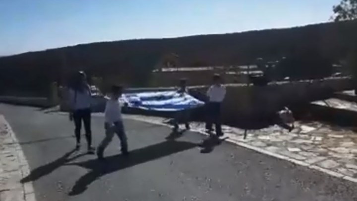 Συγκινητική παρέλαση από τους τρεις μαθητές της Γαύδου – ΒΙΝΤΕΟ