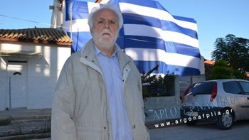 «Σκέπασε» το σπίτι του με ελληνική σημαία 140 τ.μ. – ΦΩΤΟ