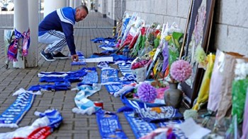 Φίλαθλοι αφήνουν λουλούδια στο γήπεδο της Λέστερ – ΦΩΤΟ