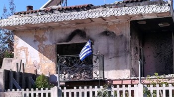 Ύψωσε ελληνική σημαία στα αποκαΐδια σπιτιού στο Μάτι – ΦΩΤΟ