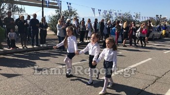 Συγκίνησε η παρέλαση της τυφλής μαθήτριας στη Στυλίδα – ΦΩΤΟ – ΒΙΝΤΕΟ