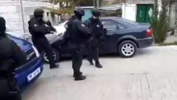 Αλβανία: Πυροβολισμοί και καταδίωξη ομογενή επειδή ύψωσε την ελληνική σημαία – ΒΙΝΤΕΟ