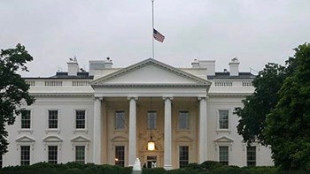 Μεσίστια κυματίζει η αμερικανική σημαία στον Λευκό Οίκο – ΦΩΤΟ