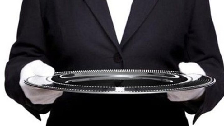 Θρίλερ με νεκρό μπάτλερ σε πισίνα βίλας – Πώς εμπλέκεται γιος γνωστού επιχειρηματία