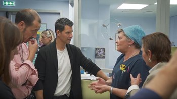 O Σάκης Ρουβάς παρουσιάζει στα μέλη της «Ομάδας Προσφοράς ΟΠΑΠ» το νέο πρόσωπο των παιδιατρικών νοσοκομείων