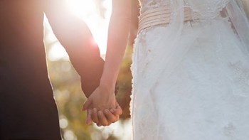 Σοκάρει η υπόθεση με τον παντρεμένο γιατρό που σκηνοθέτησε γάμο «μαϊμού» – Μηνυτήρια αναφορά από τον αντιδήμαρχο – ΒΙΝΤΕΟ