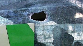 Επιθέσεις με πέτρες σε λεωφορεία – Τραυματίστηκε μία γυναίκα -ΦΩΤΟ