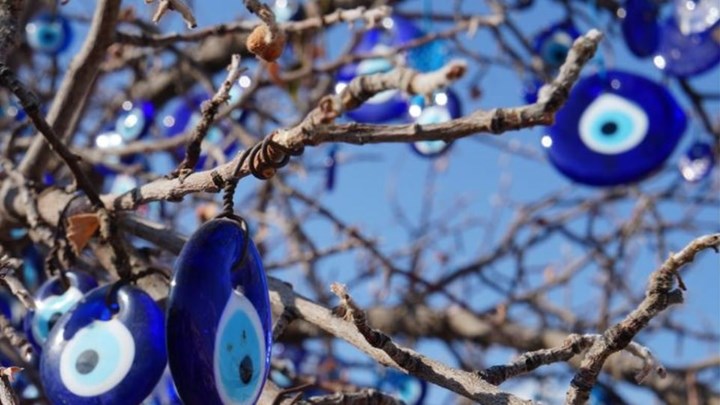 Για τους Έλληνες, φταίει για όλα το …κακό μάτι