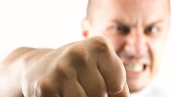 Πατέρας ξυλοκόπησε μπροστά σε όλους την 11χρονη κόρη του